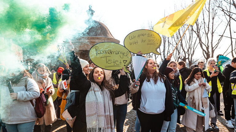 Demonstrierende machen mit Schildern, Fahnen und Trillerpfeifen am verdi Jugendstreiktag der Tarifrunde öffentlicher Dienst Bund und Kommunen in Mannheim 2023 auf sich aufmerksam