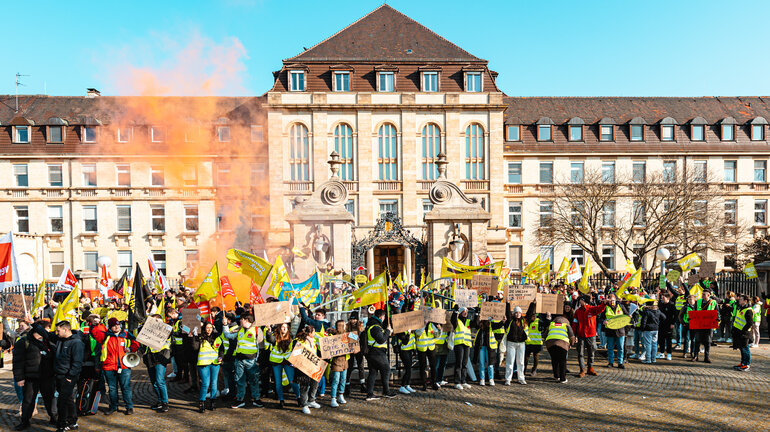 Junge Demonstrierende stehen mit Schildern, Fahnen und verdi Westen gewappnet vorm Uniklinikum Mannheim annlässlich des verdi Jugendstreiktags Tarifrunde öffentlicher Dienst Bund und Kommunen 2023