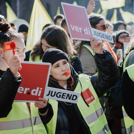 Mehrere junge Demonstrierende mit verdi Jugend Schildern, Trillerpfeifen, Ratschen und gelben Westen beim verdi Jugendstreiktag der Tarifrunde öffentlicher Dienst Bund und Kommunen Gelsenkirchen 2023