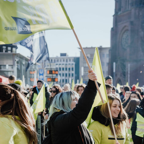 Eine Person schwenkt Fahne neben anderen Demonstrierenden beim verdi Jugendstreiktag der Tarifrunde öffentlicher Dienst Bund und Kommunen in Gelsenkirchen 2023