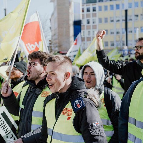 Drei Personen grölen mit verdi Westen auf denen zusammen geht mehr steht in der demonstrierenden Menschenmenge beim Jugendstreiktag der Tarifrunde öffentlicher Dienst Bund und Kommunen in Gelsenkirchen 2023