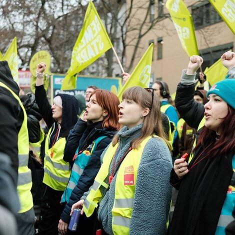 streikende Frauen mit Trillerpfeifen und Mützen im Unstoppbar-Design.