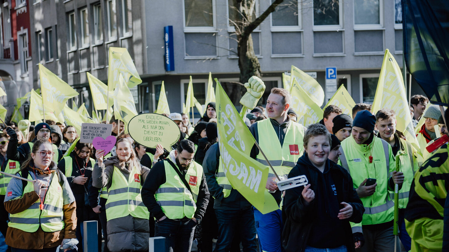 Demonstrierende Menschenmengr mit verdi-Westen, Fahnen, Schildern, Ratschen, Trillerpfeifen und Arbeiterfaust beim Jugendstreiktag der Tarifrunde öffentlicher Dienst Bund und Kommunen in Gelsenkirchen 2023