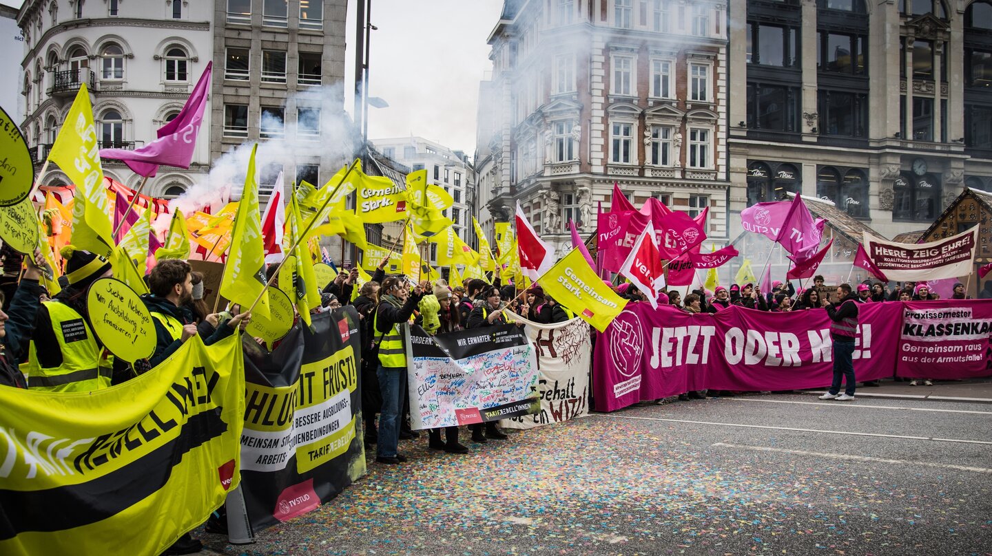 Eine große Menschenmenge demonstrierender zieht mit gelben und pinken verdi Fahnen und Bannern durch Hamburgs Straßen beim Jugendaktionstag der Tarifrunde öffentlicher Dienst der Länder 2023